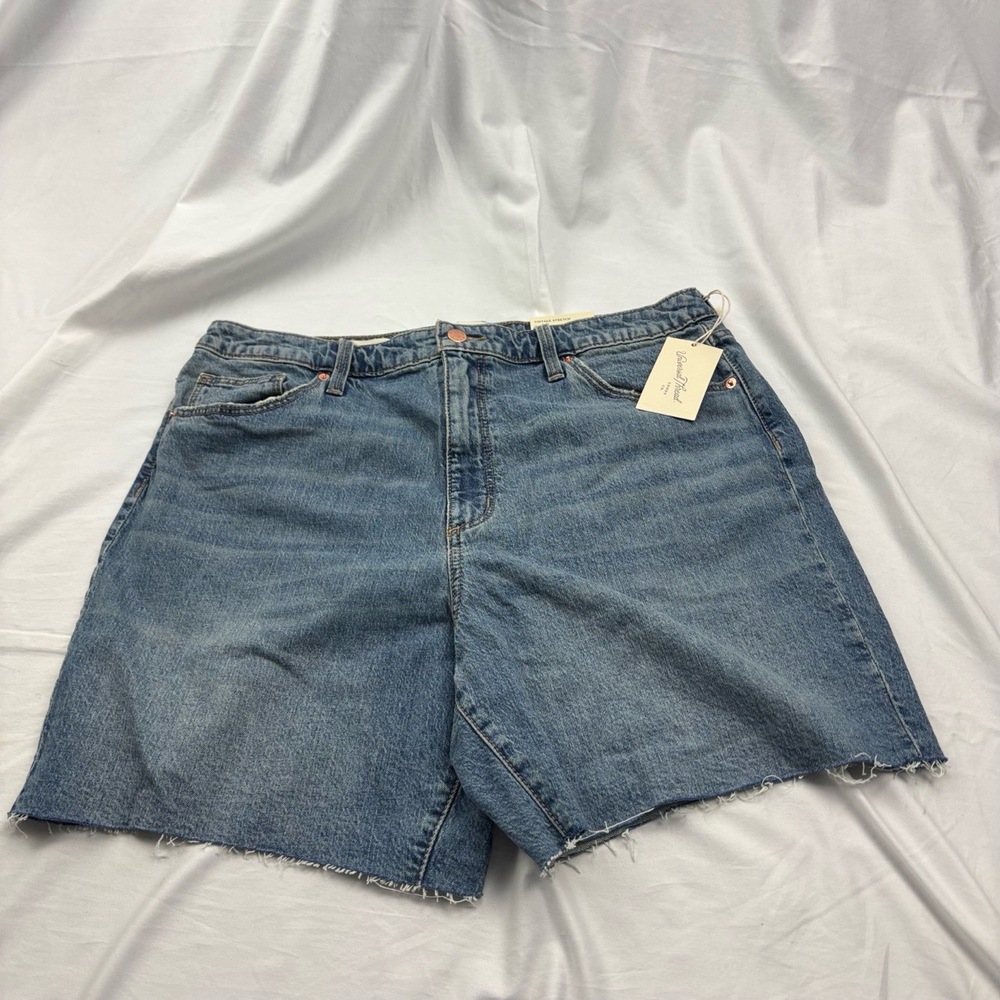 NEW Women's Size 16 UNIVERSAL THREAD Blue Vintage Raw Hem Denim Shorts Stretch - Picture 1 of 12